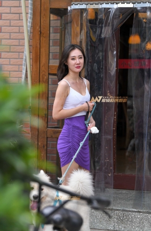偶遇包臀裙美女遛狗