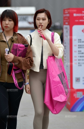 &苗条紧身裤美女