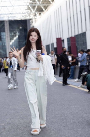 4.29 网红车模周春晓车展下班抓拍 34P