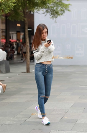 长腿紧牛小妹