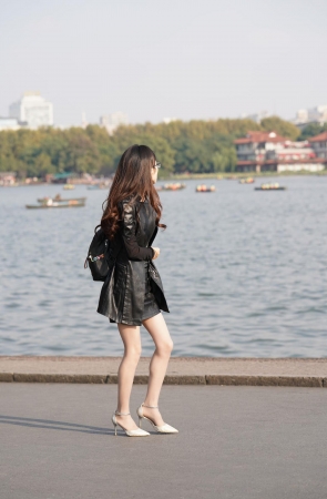 这个腿和高跟鞋看着挺舒服