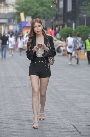 柔美黑白搭配
