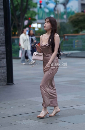 街拍性感低胸吊带裙美眉