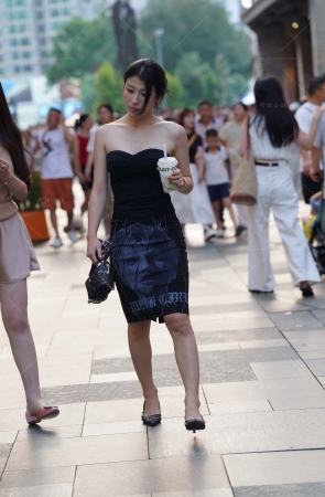 街拍低胸裙轻熟美女