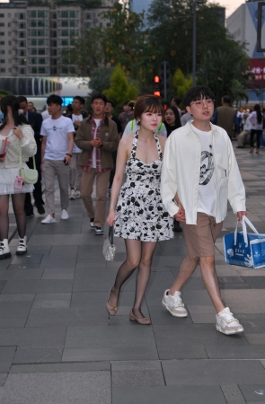 吊带花裙黑丝