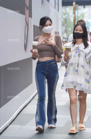 牛仔长腿美眉