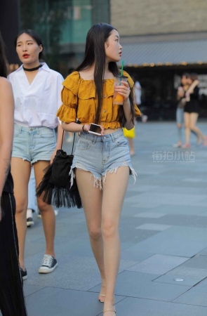街拍长发热裤妹子