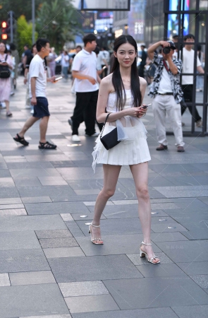 街拍骨感苗条白短裙小姐姐