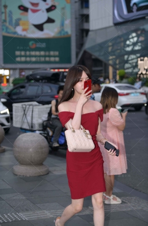 红裙美女