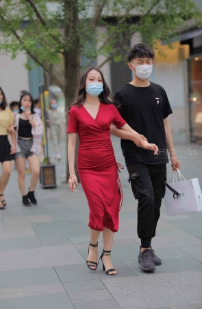 街拍贴身红裙女友