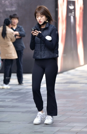 &热咖啡紧身裤美女
