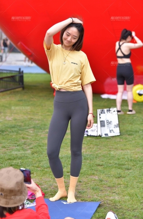 &苗条瑜伽紧身裤美女