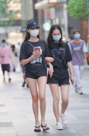 长腿热裤女孩