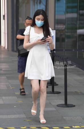 2261-35+70雪白美腿女【套图➕视频】 17P