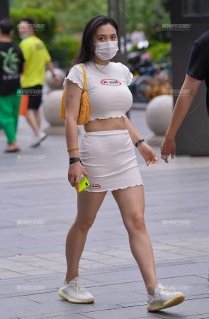 丰满de白色包臀裙