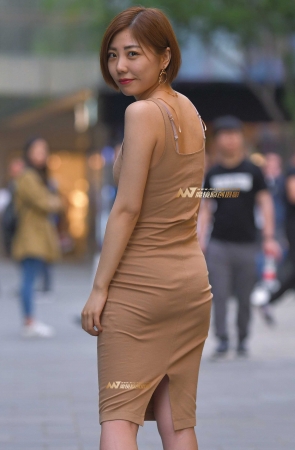 紧身黄裙很有韩国范妹子