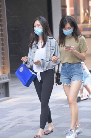紧身打底裤小姐姐跟闺蜜