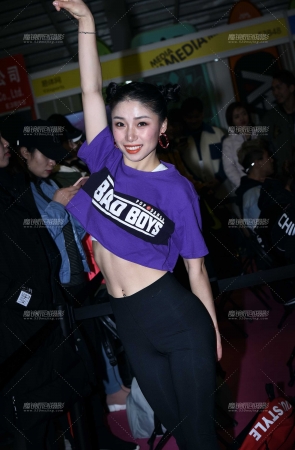 喜欢上镜的妹妹