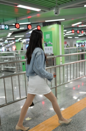 地铁站的丝袜美女