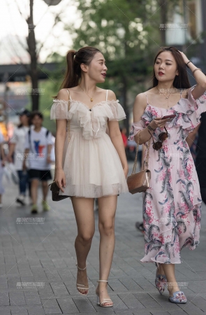 连衣裙高跟美女