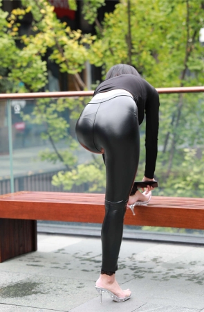 极品长腿水晶高跟皮裤女原图