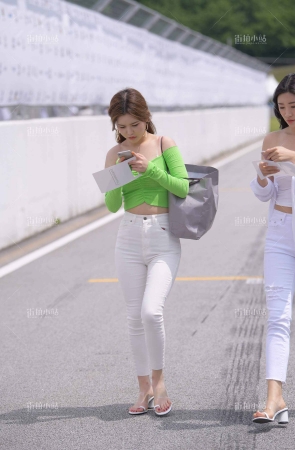 紧身白裤美少妇