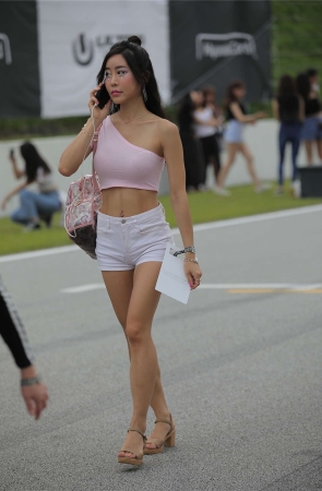 白色热裤小蛮腰