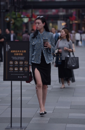 短裙牛仔上衣美女