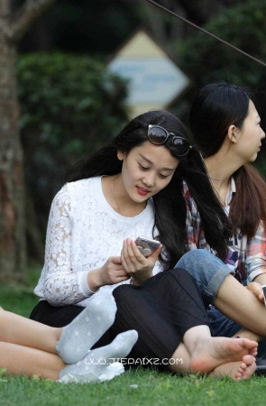 草地上三姐妹中挑最漂亮的那个拍