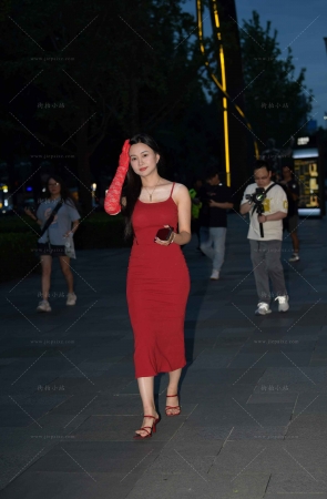 红色吊带裙性感美女