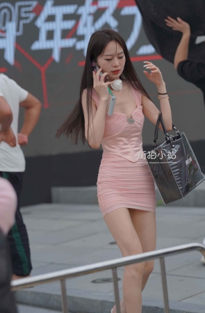 街拍粉色包臀裙性感美女