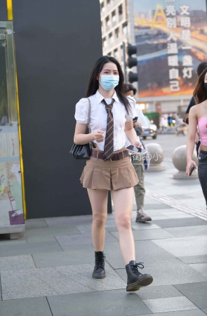 街拍超短裙美腿小姐姐