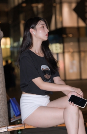 夜拍白色热裤美女