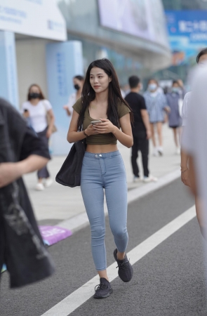 紧牛美女