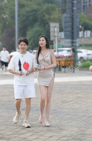 街拍开叉短裙长腿美女