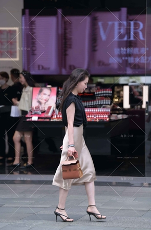 韵味高跟鞋的成熟美女