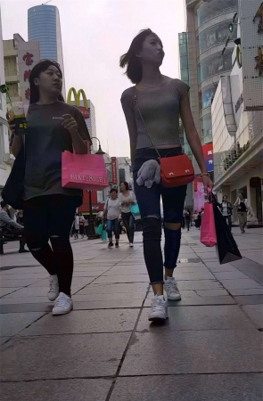 气质紧身蓝色牛仔裤美女
