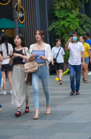 紧牛美眉