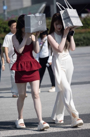 LB459-64P成都车展-鹿鹿鹿&amp;谭甜甜两个女神车模上班拍美腿