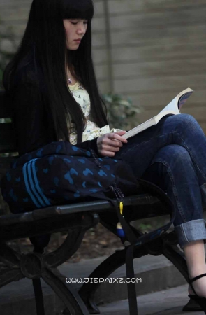 街拍安静阅读的高跟丝袜妹子