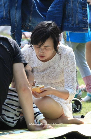 街拍白色连衣裙长丝少妇