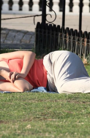 No1015 当美女横躺草坪，对你投来冷峻的目光，你敢靠近吗 第2套