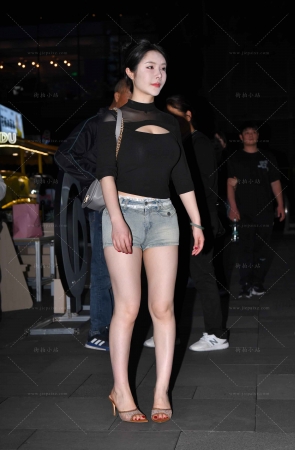 夜拍热裤美腿性感美女
