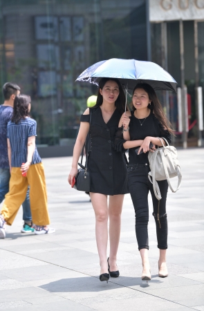 白皙美腿，高跟美女