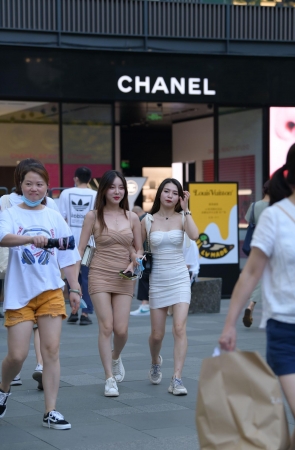 两个漂亮的包臀裙美女