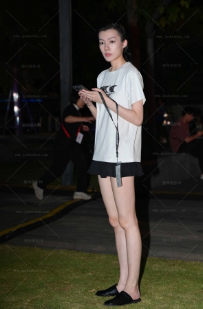 241022-18=77√纤细美腿女生 13P