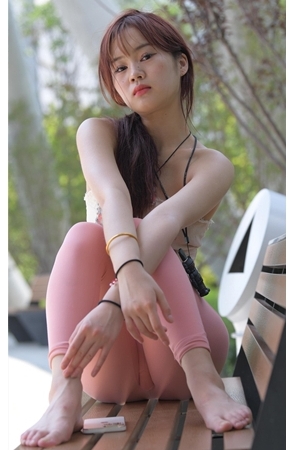 灵动的粉裤美眉【套图+视频】