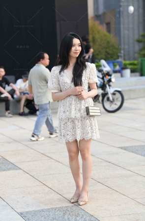 搭讪街拍镂空的白色连衣裙小姐姐
