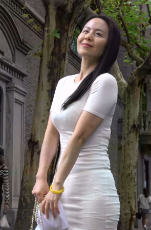 凹凸有致的白色紧身超短裙美女