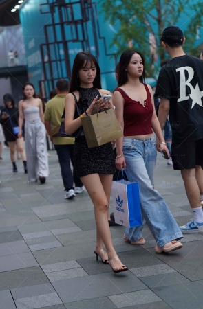 街拍短裙美腿小姐姐